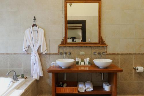 下博克特临江客栈 的浴室设有2个水槽、镜子和浴缸。