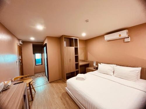 尖竹汶USABAI Riverside Boutique Hotel的配有一张床和一张书桌的酒店客房