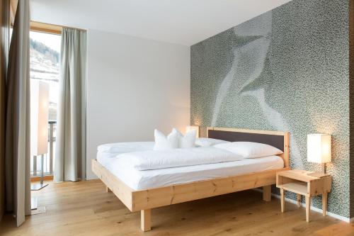 维皮泰诺斯坦德尔精品酒店的一间卧室配有一张带白色床单的大床