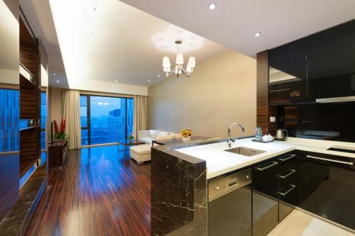 广州易成国际公寓广州琶洲保利世贸店的一个带水槽的厨房和一间客厅