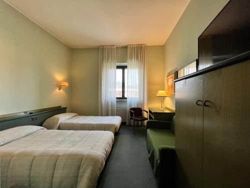 比纳斯科拉格雷塔酒店的酒店客房配有两张床和一张书桌