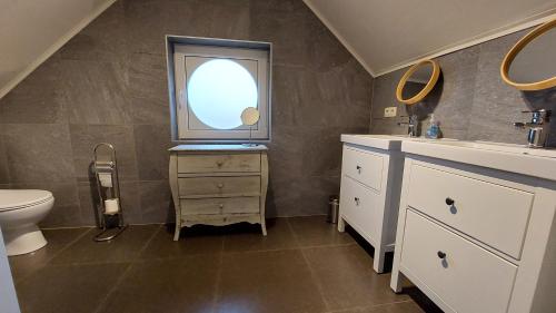 HammeVertentenhuis的一间带盥洗盆和窗户的浴室