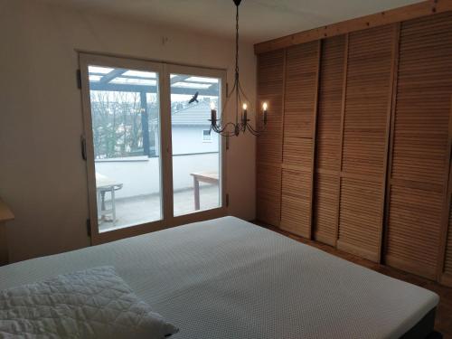 KadenbachIn Kadenbach, Schöne Ferienwohnung im ruhigen的一间卧室设有一张床和一个大窗户