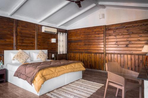 帕特南古巴帕内度假屋的一间卧室设有一张床和木墙