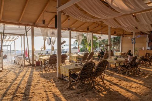 帕特南古巴帕内度假屋的帐篷下设有桌椅的餐厅