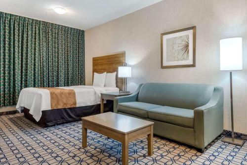 惠特比惠特比品质套房的酒店客房配有床、沙发和椅子