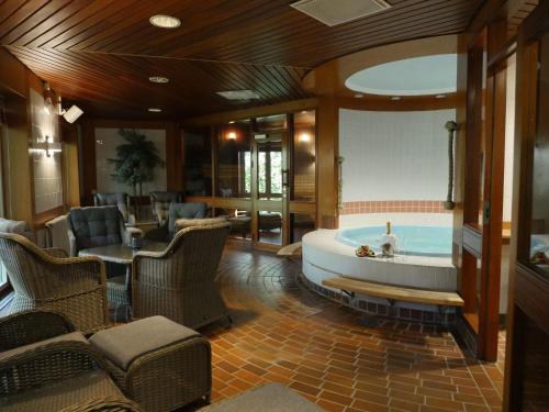 菲利普斯塔德尼格马赫斯庄园酒店的一间大客房,中间设有浴缸