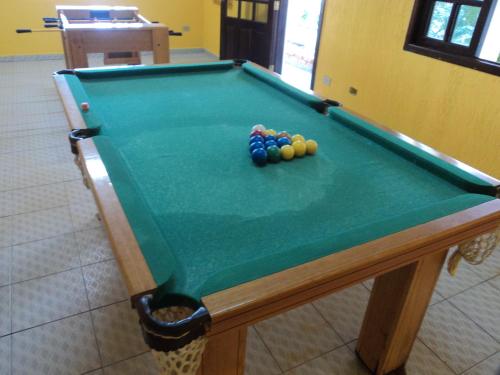 博拉塞亚博拉玛旅馆的一张台球桌,上面有球
