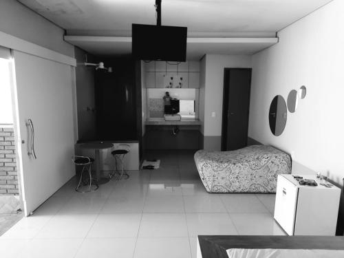 雅塔伊MOTEL HORA EXTRA的黑白间 - 带床和厨房
