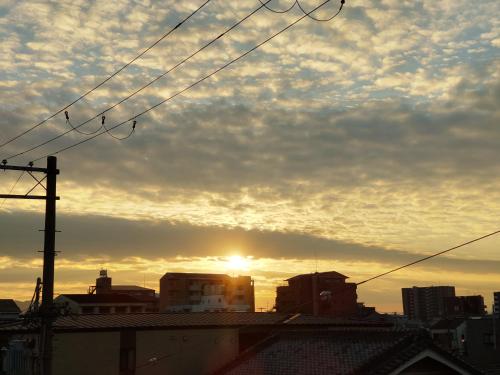 大阪OTERA HOUSE 瑞　TAMA的从城市屋顶欣赏日落美景