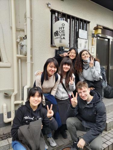 大阪OTERA HOUSE 瑞　TAMA的一群人摆出一张照片