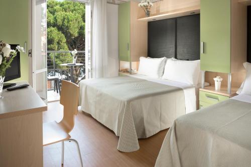贝拉里亚-伊贾马里纳Hotel Sampaoli的酒店客房设有两张床和一个阳台。
