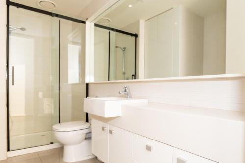 墨尔本Jade Resorts Melbourne的浴室配有卫生间、盥洗盆和淋浴。