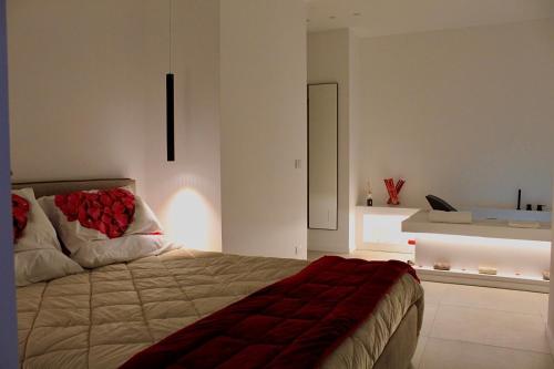 塔兰托Archimar House的一间卧室配有一张床铺,床上铺有红色毯子