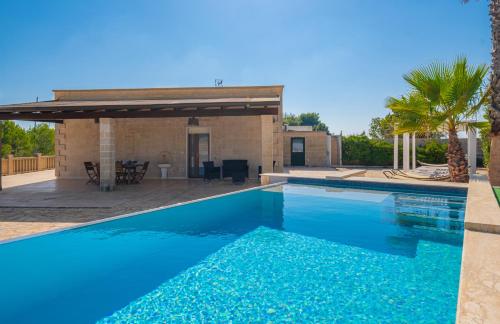 丽都玛里尼Villa Crigiada Luxury Pool的房屋前的游泳池