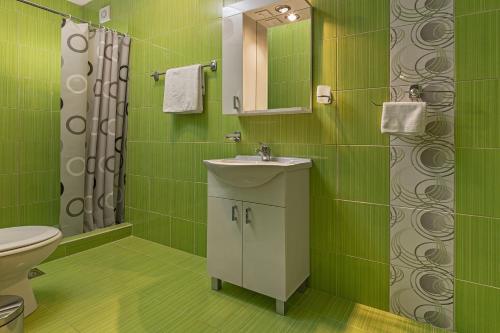 弗拉涅Bed & Breakfast Park Gate的绿色浴室设有水槽和卫生间