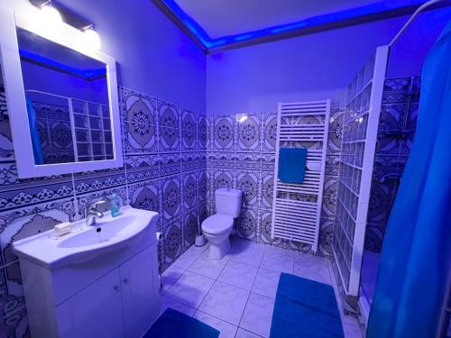 PomportLes Vignes的浴室配有白色卫生间和盥洗盆。