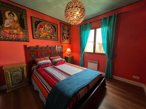 PomportLes Vignes的红色的卧室设有床和窗户