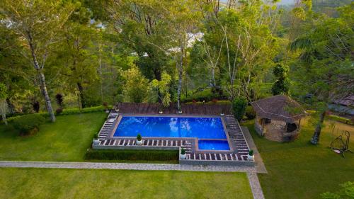 哈顿Grand Argyle Resort的享有庭院游泳池的顶部景色