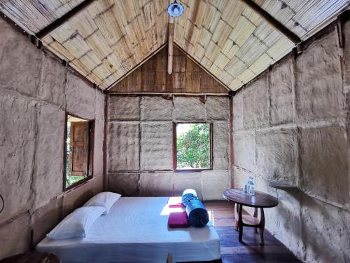 Ban Pang LuangHarvest Moon Valley的一间设有床铺和桌子的房间