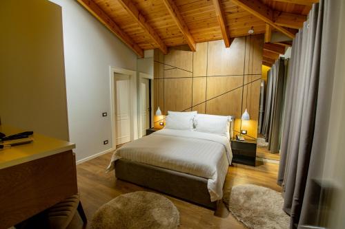 戈里察Tree Hotel的一间卧室配有一张床和一张带两盏灯的书桌。
