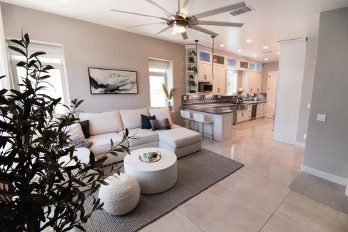 萨克拉门托Luxurious Brownstone Retreat - Walk to DT/Golden1的一间带白色沙发的客厅和一间厨房