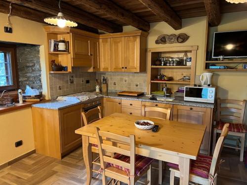 萨伊恩特-雷米-恩-博塞斯Grandze du Pleiney的厨房配有木桌和桌椅