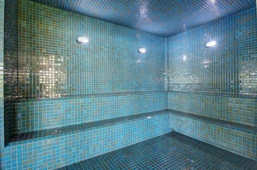 卡姆布库Condomínio VG sun Cumbuco的蓝色瓷砖浴室的墙壁上铺有蓝色瓷砖