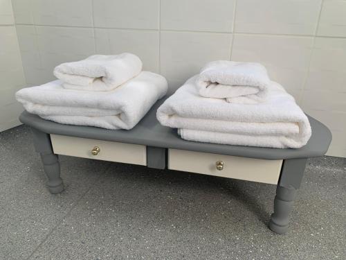 DalneighKinnoch Lodge的浴室桌子上摆放着两堆毛巾