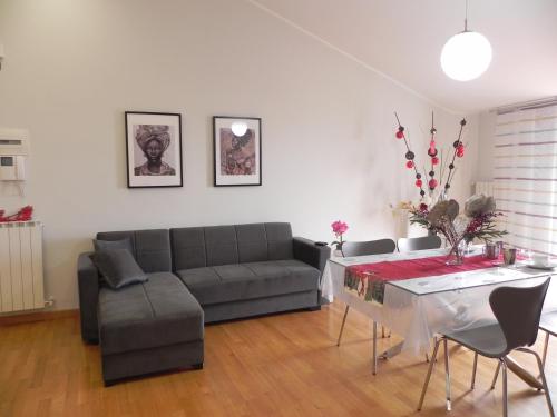 佩斯卡拉Hakuna Matata B&B的客厅配有沙发和桌子