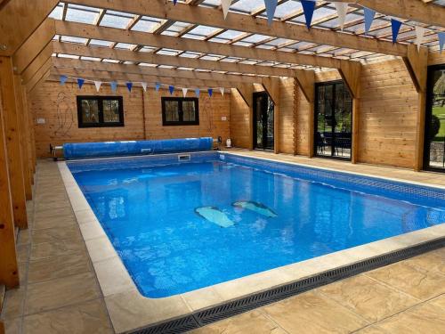 赖德'Monktonmead Lodge' in secluded setting, with private indoor pool.的大楼内的大型游泳池