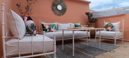 马拉喀什Riad Beni Sidel的庭院设有两张床、枕头和镜子
