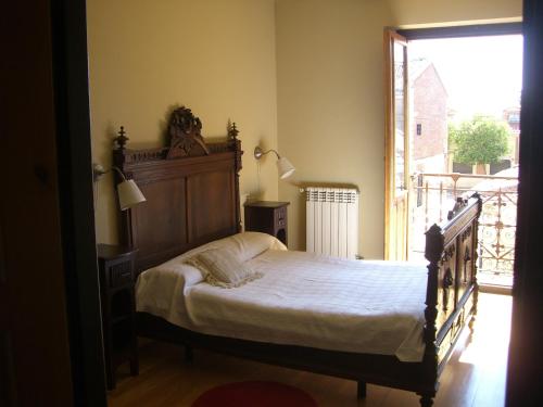 La VellésCasa Rural El Saúco的一间卧室设有一张床和一个大窗户