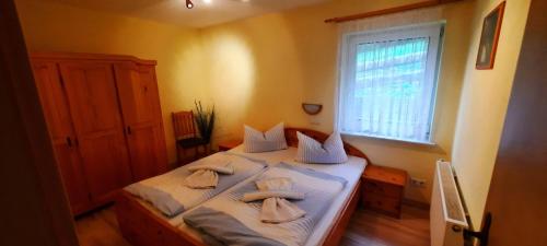Klein ZickerFW-Sturmmoewe-4-Personen的一间卧室配有带毛巾的床