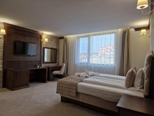 СПА Комплекс Свети Георги的酒店客房,配有床和电视