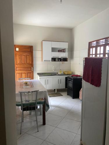 巴纳内拉斯Casa agradável no centro的厨房配有桌子和冰箱