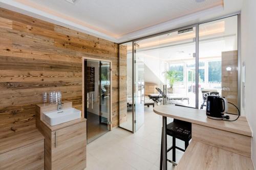 米特尔巴赫R&R Residenzen Ferienwohnungen的浴室设有木墙和水槽。