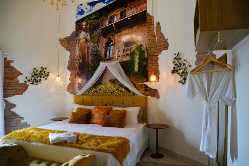 皮雷诺波利斯Pousada Boutique Mirante d'Italia的一间卧室配有一张壁画床