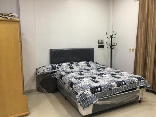 埃斯特城Monoambiente en Ciudad del Este - Py的卧室配有一张床