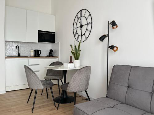 茹帕尼亚Studio apartman Mia的客厅配有桌椅和沙发