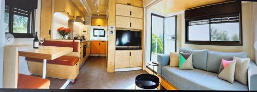 阿什杜德היחידה的一个小大篷车的客厅和厨房