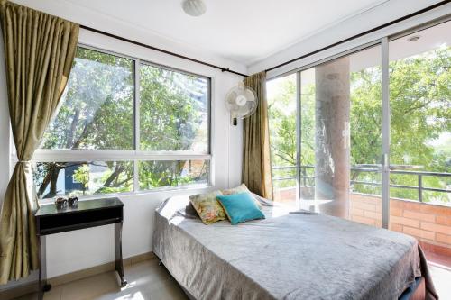 麦德林International House Co-Living的一间卧室设有一张床和大窗户