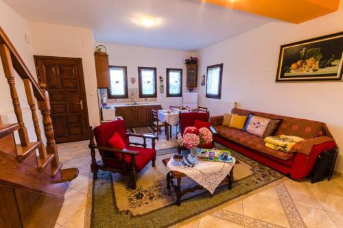 桑加拉达Pelion Maisonette的客厅配有沙发、椅子和桌子