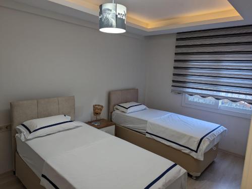 库萨达斯Vista Panorama Sunshine的小型客房 - 带2张床和窗户