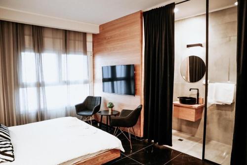 迈季代勒舍姆斯White Diamond的一间卧室配有一张床、一张书桌和一面镜子
