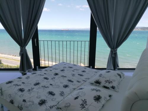 科佩尔VILA MOLET KOPER的一间卧室配有一张床,享有海景