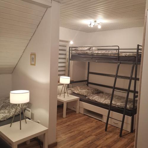 代特莫尔德Ferienunterkunft Sson的客房设有两张双层床和两盏灯。