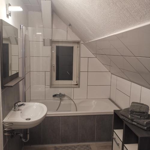 代特莫尔德Ferienunterkunft Sson的浴室配有盥洗盆和浴缸。