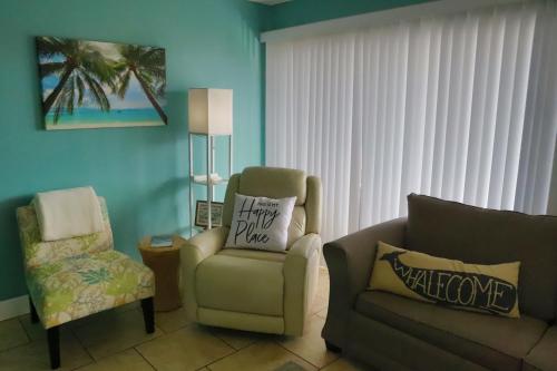 德斯坦Lazy Palm Heart Of Destin Spring Break Family Beach Vacation!的客厅配有沙发和椅子