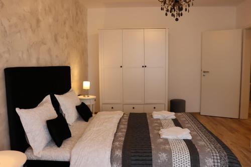 布拉索夫Apartament Onix的一间卧室配有一张带白色橱柜的大床